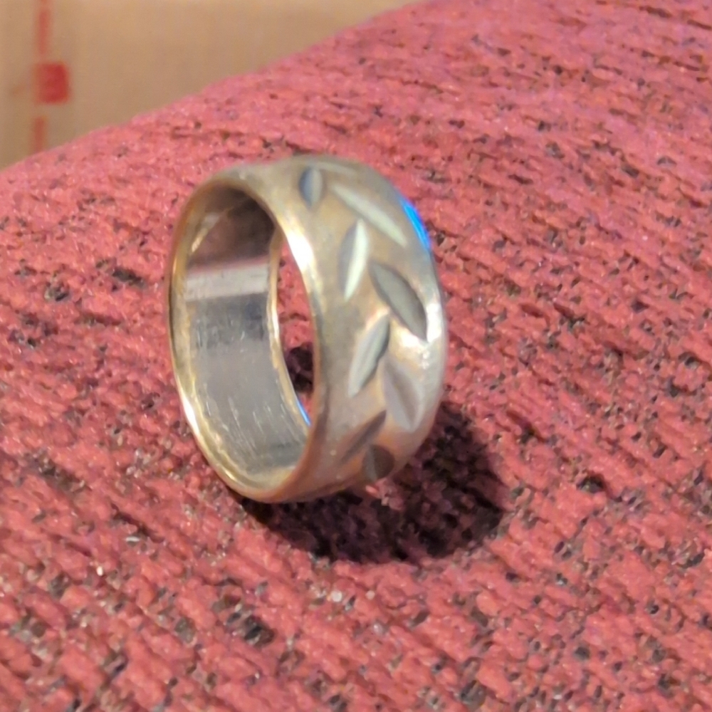 Elegant Silver Leaf Design Ring